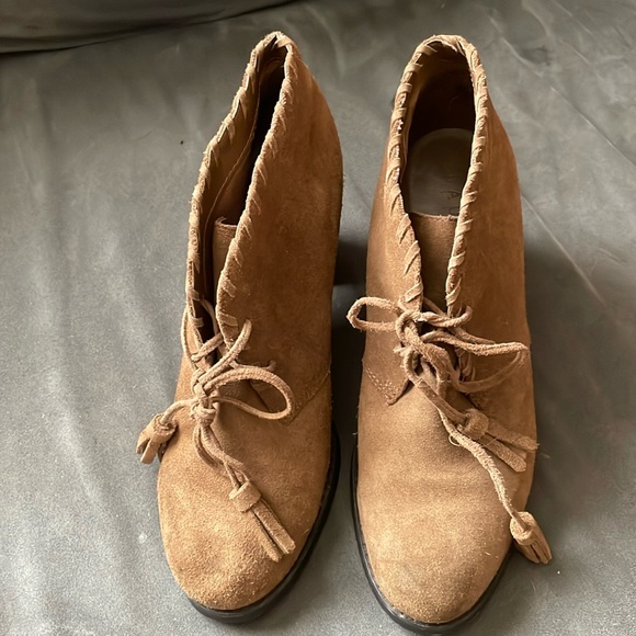 Fabulous Ralph Lauren Caramel Suede Stacked Heels, 6.5 - They Match Everything! - Picture 2 of 8